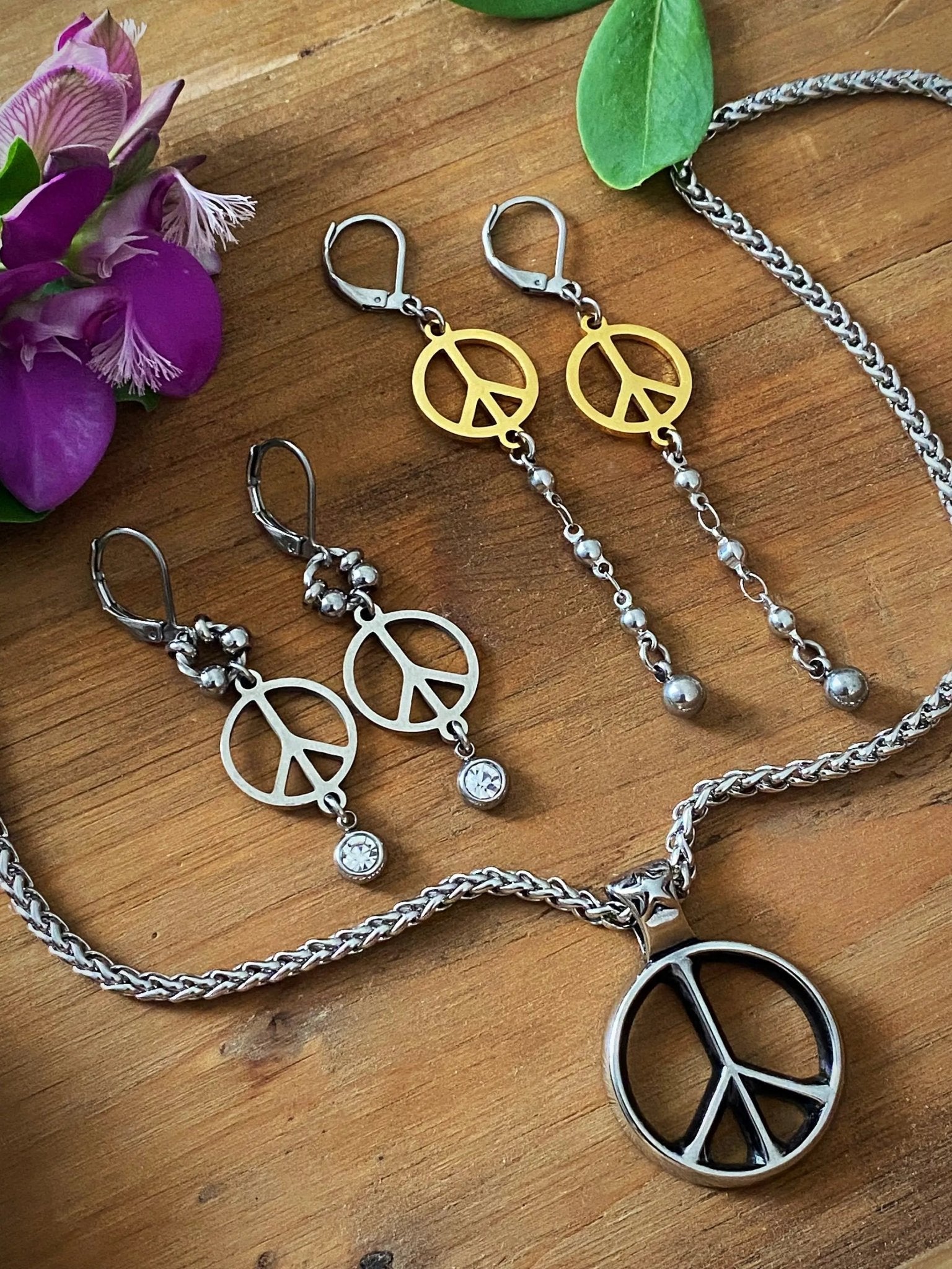 CLASSIC PEACE NECKLACE - Cozy Notes Coffee Co